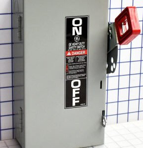 THN3321 - GE 30 Amp Disconnect and Safety Switch
